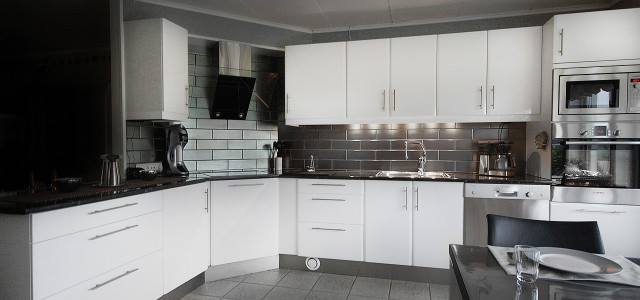 Traditional farmhouse kitchen with shaker cabinets
