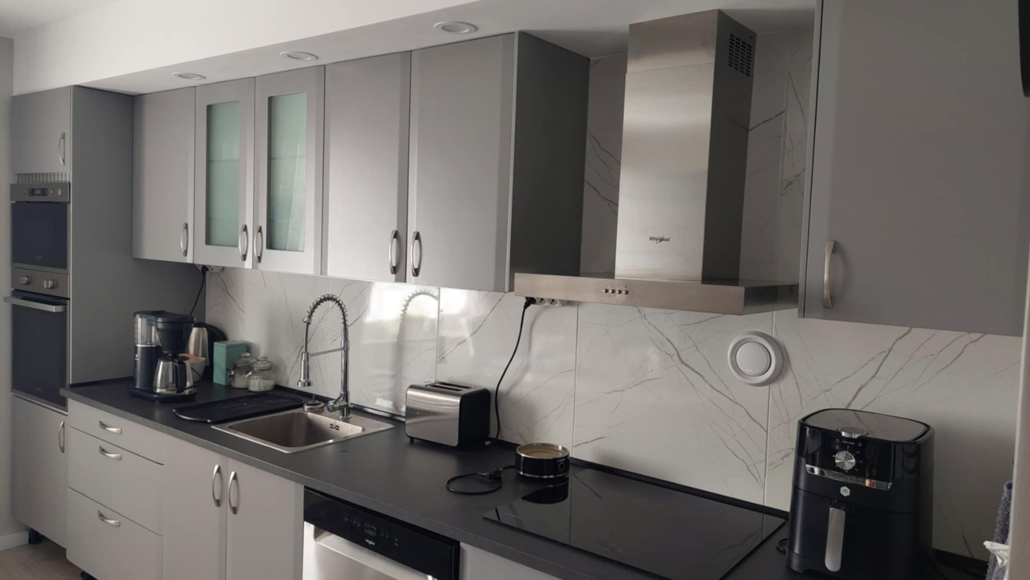 Grey minimalist kitchen